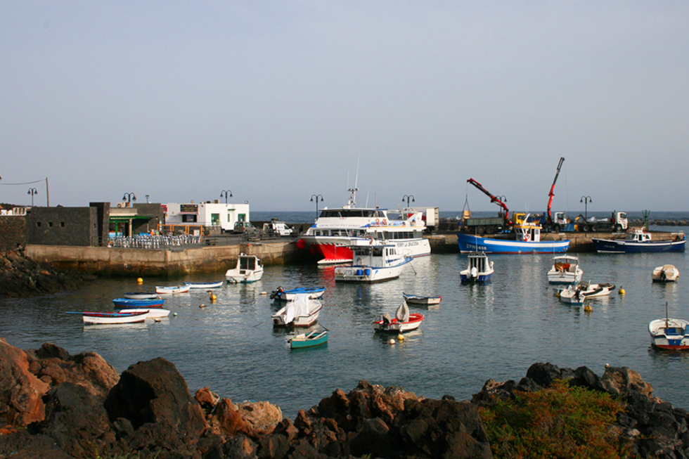 una-patera-llega-al-muelle-de-rzola-y-es-llevada-hasta-puerto-naos